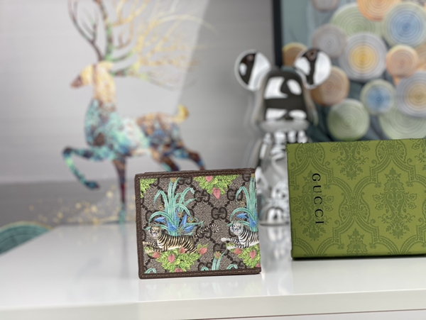 グッチ財布コピー背面デザイン